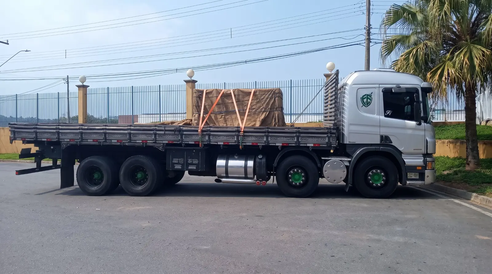 Caminhão carroceria com carga amarrada pronto para viagem