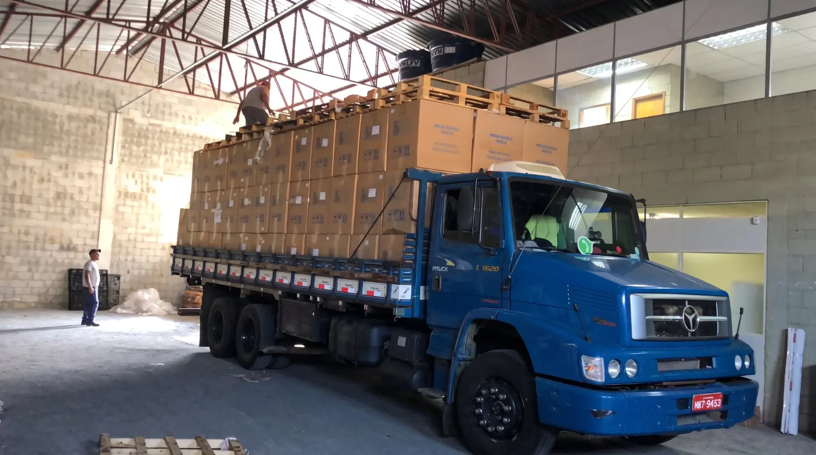 Caminhão truck carregado de caixas no galpão