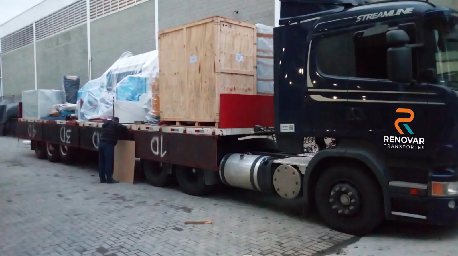 Scania da Renovar com prancha carregada de máquinas