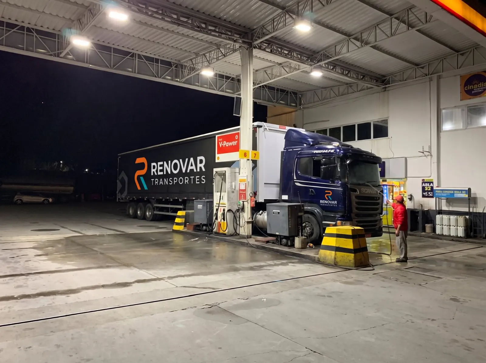 Carreta da Renovar abastecendo em posto à noite