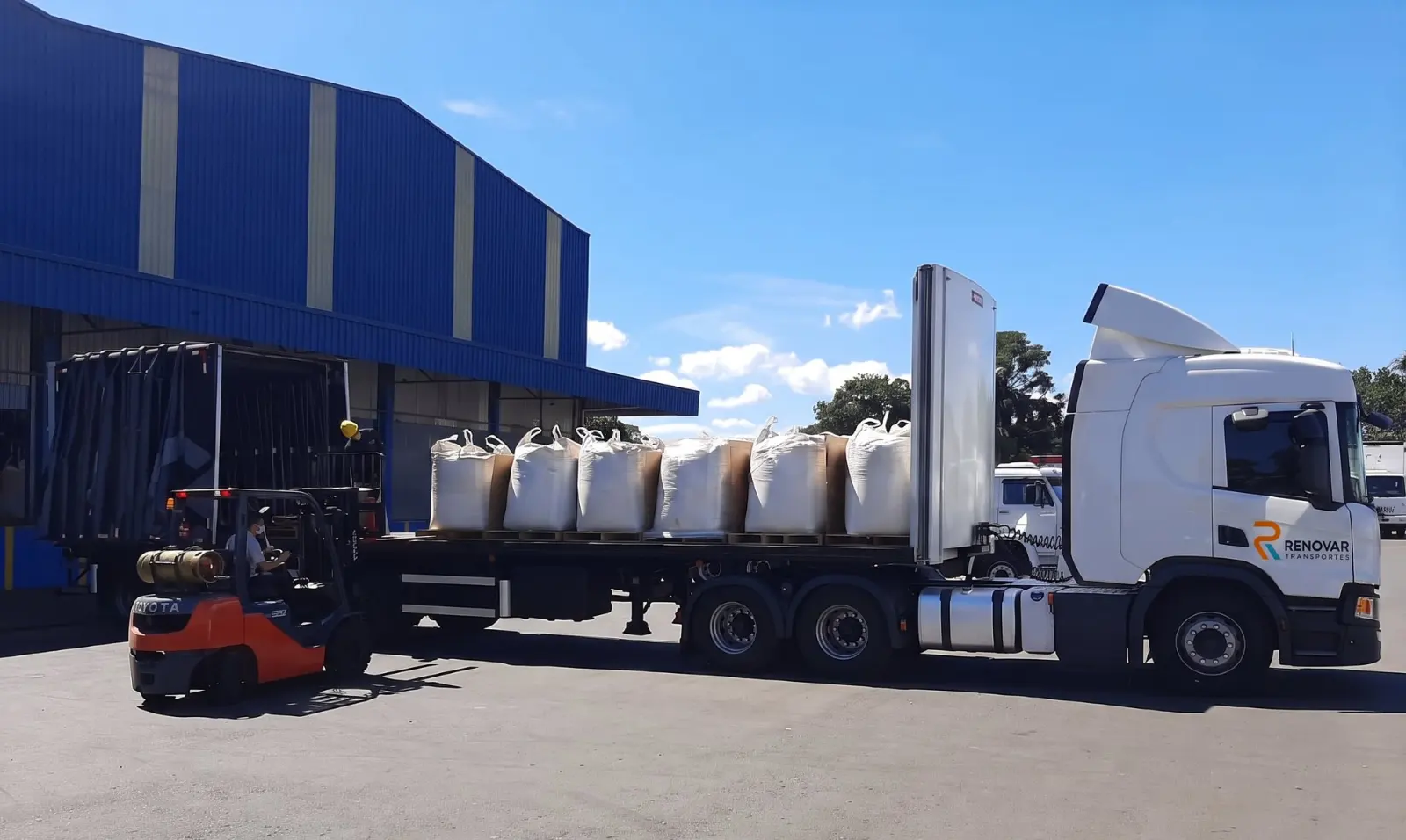 Cavalo mecânico da Renovar com carreta de big bags