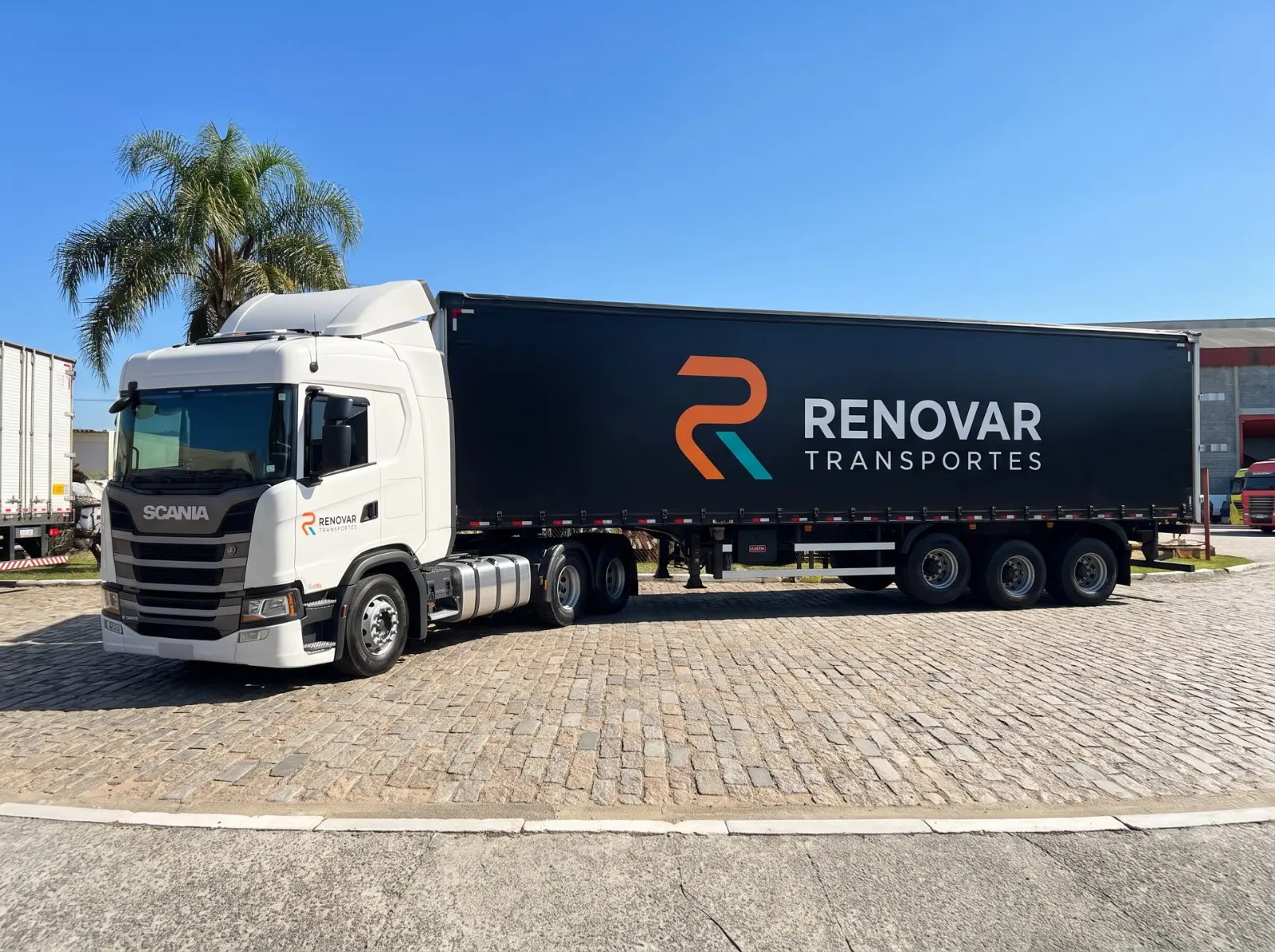 Carreta sider da Renovar no pátio